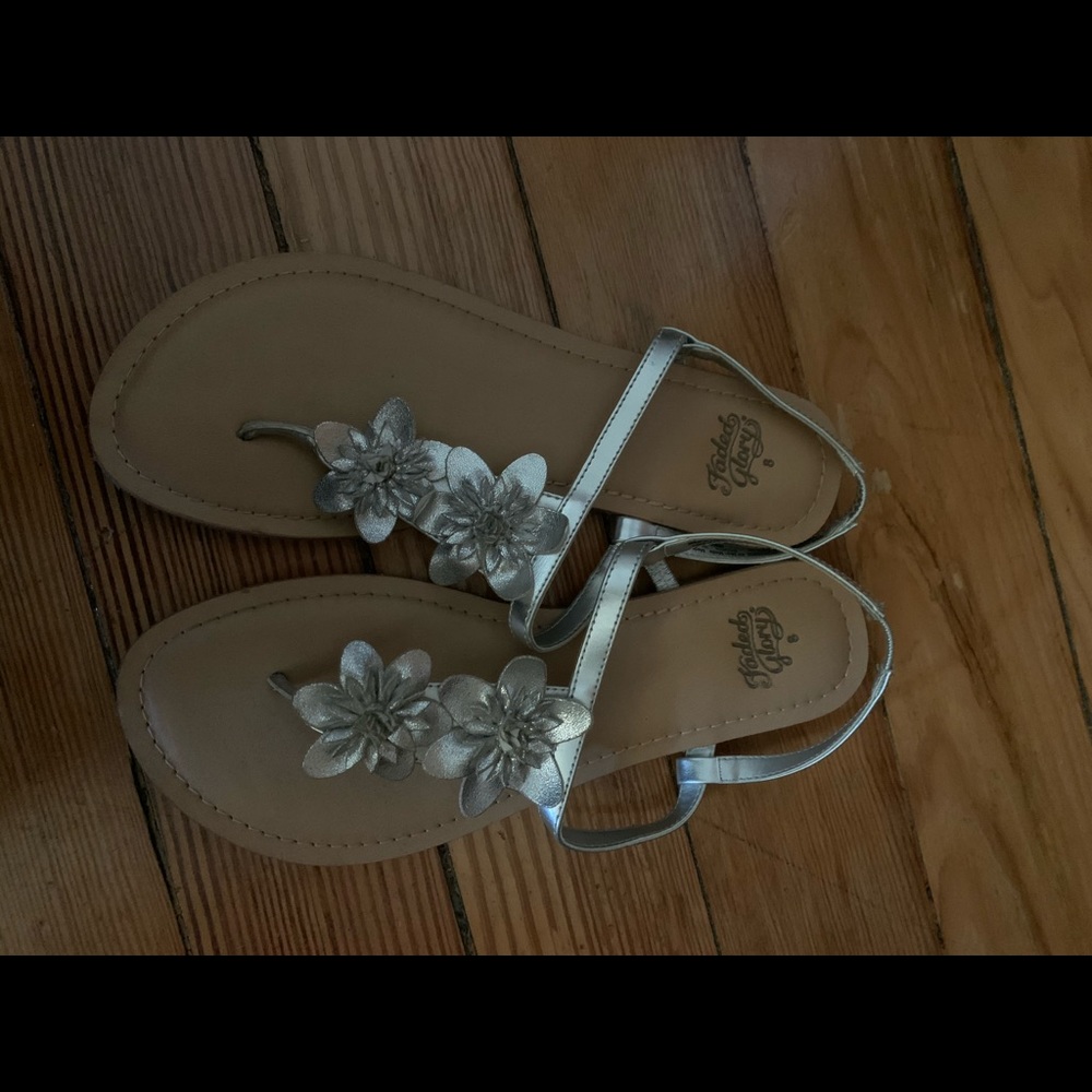 ⭐️ 3 for $20 - NWOT Silver Floral Sandals with Buckles